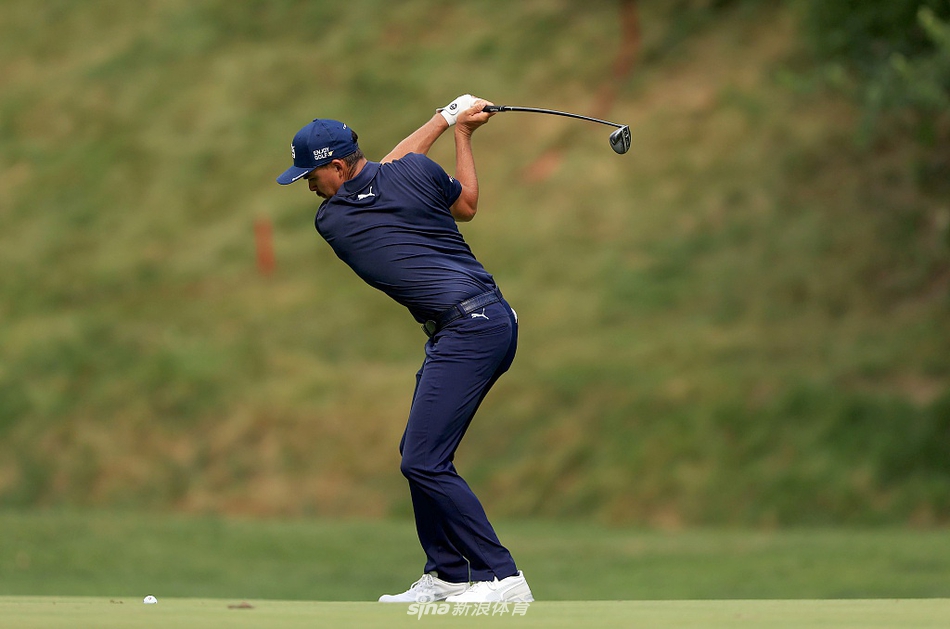 缪菲尔德山庄球场沐浴在阳光下，景色如画，这座经典的球场正见证着新一轮的激烈争夺