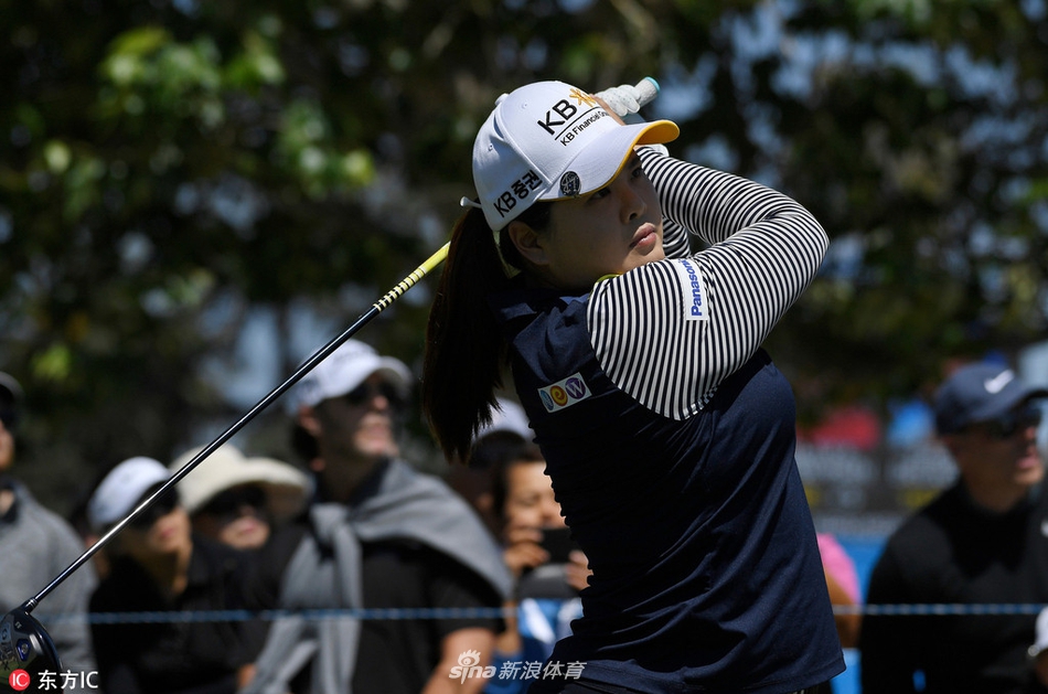 魏圣美漫步于绿意盎然的球道间，神情自若，享受着比赛的过程。