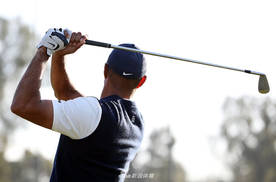 在观众的注视下,伍兹沉稳地走过里维埃拉标志性的球场景观,身影与悠久的赛事历史融为一体。