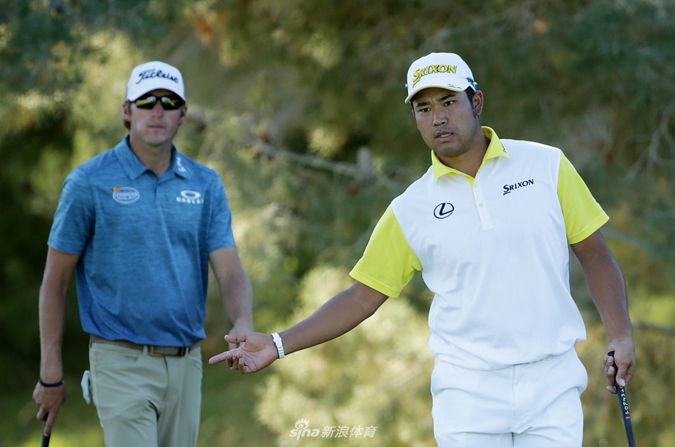 贾斯汀·托马斯在果岭上俯身轻推，表情严肃而投入，周围观众屏息凝神，等待小白球滚入洞杯的瞬间。