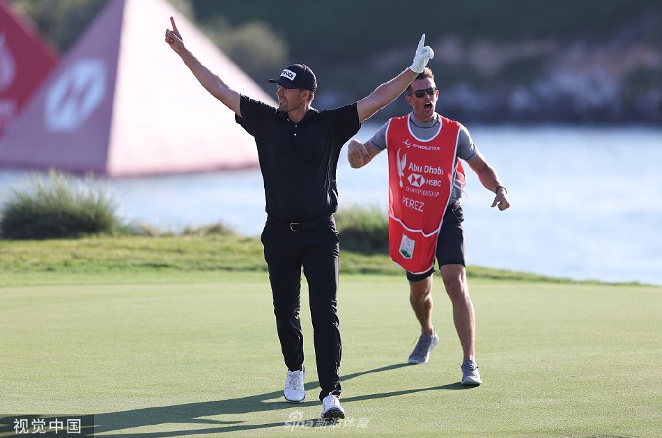 佩雷兹在第十七洞果岭沙坑中,打出那记决定冠军归属的完美切杆。