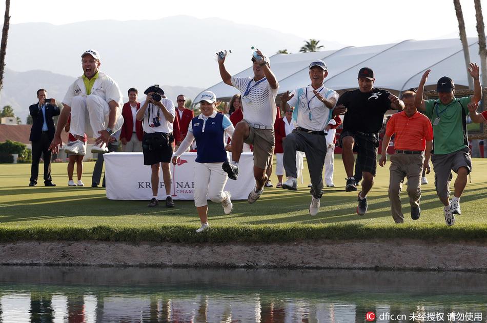 颁奖典礼后，冠军身着湿透的球衣再次举起奖杯，水滴在阳光下闪烁，笑容无比自豪，展现了荣耀最真实、最动人的模样。