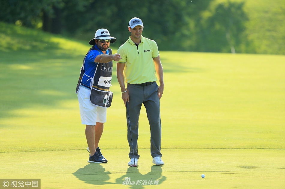 丹尼·威利特在果岭上仔细标记小球位置,专注的神情透露出对胜利的渴望