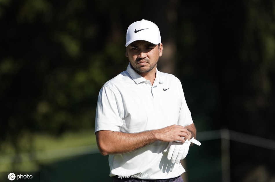 众多球迷围绕在练习场边，用手机和相机记录下巨星们的瞬间，日本高尔夫市场的蓬勃热情可见一斑。