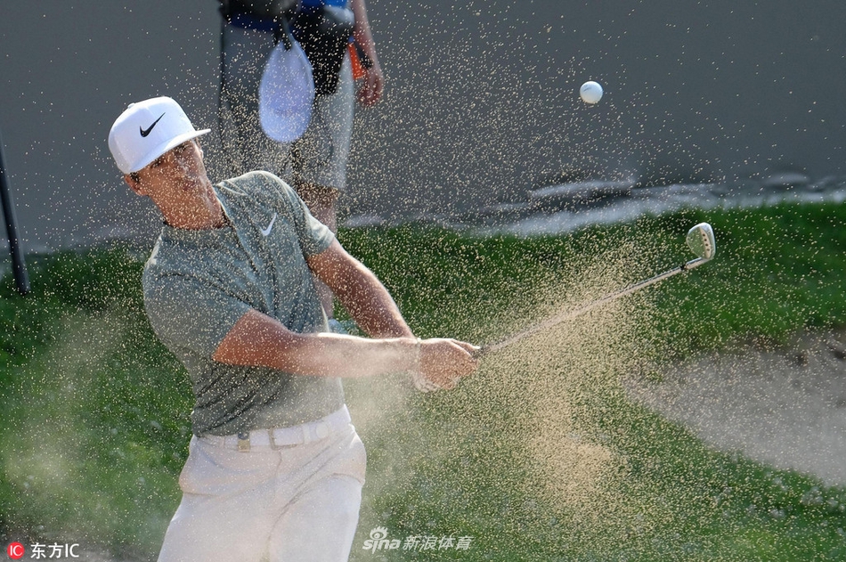 弗朗西斯科·莫里纳利在果岭上长推之后，表情专注地观察小球线路，本土作战的他背负着全场球迷的殷切期望。