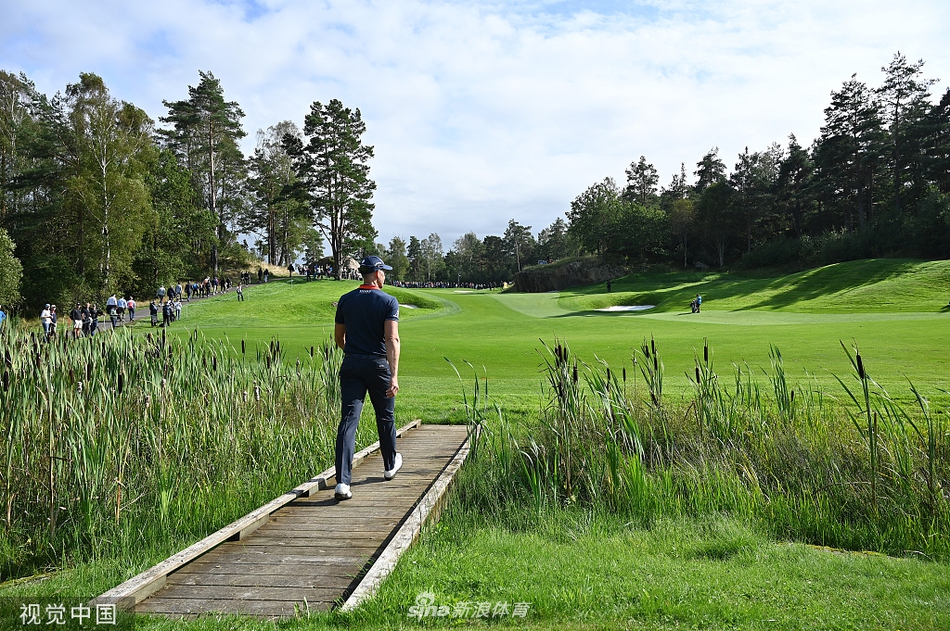 亨利克·斯滕森在沙坑中救球，沙砾飞扬，展现高超的短杆技术