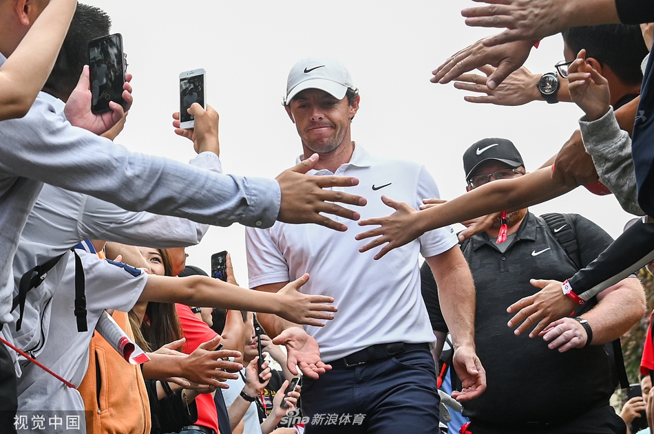 谢奥菲勒在沙坑中救球,沙砾飞扬瞬间展现高超的短杆技巧与紧绷的肌肉线条。