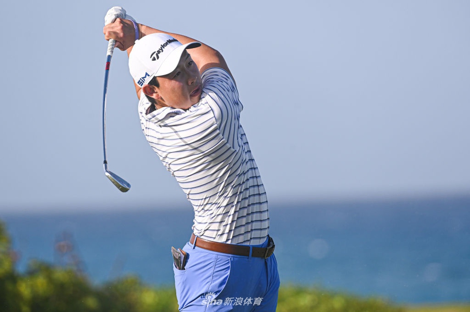 袁也淳在沙坑中奋力救球,沙砾飞扬展现不屈斗志