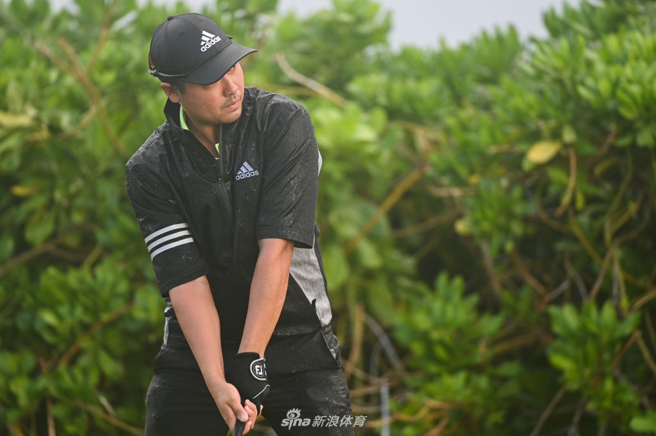 约翰-小田在蔚蓝水障前果断攻果岭,身影倒映如画