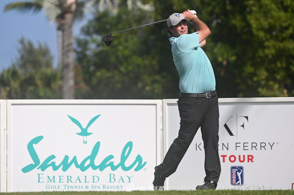 巴哈马球场全景,翠绿球道与宝石般海面相映成趣,令人心旷神怡