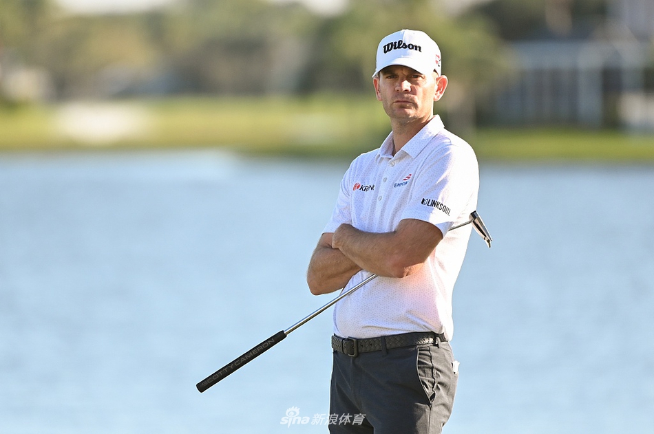 里奇·福勒在果岭边复杂的长草中救球，他眉头紧锁，试图挽救一个岌岌可危的帕。