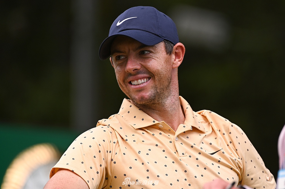 亚伯拉罕·安瑟在长草中精准进攻果岭,墨西哥名手的精彩表现为领先榜增添了更多悬念。