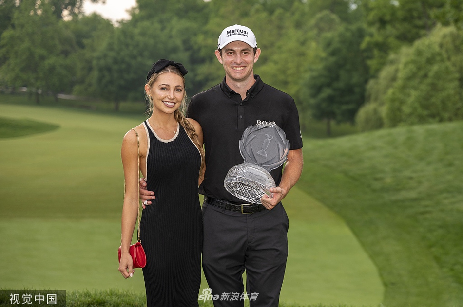 帕特里克·坎特利与女友在庆祝时刻深情相拥，分享胜利的喜悦与激动，温馨的场景为激烈的比赛增添了温情一刻。