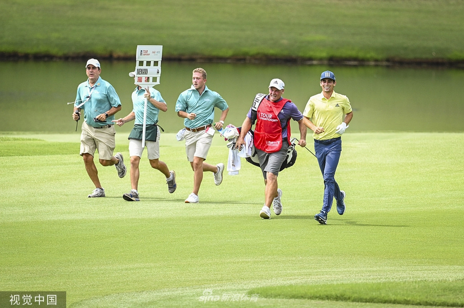 冠军奖杯特写，联邦快递杯在聚光灯下璀璨夺目，象征着职业高尔夫至高无上的荣誉。