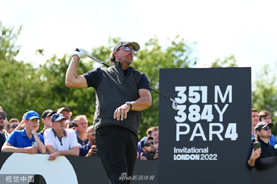 达斯汀-约翰逊在百夫长俱乐部球道上行走，神色严肃