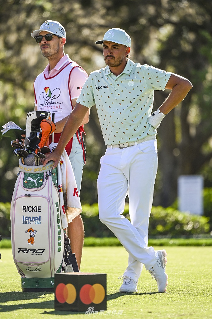 乔丹·斯皮思在湾丘的果岭上专注推击，力争在首轮比赛中挽回损失。