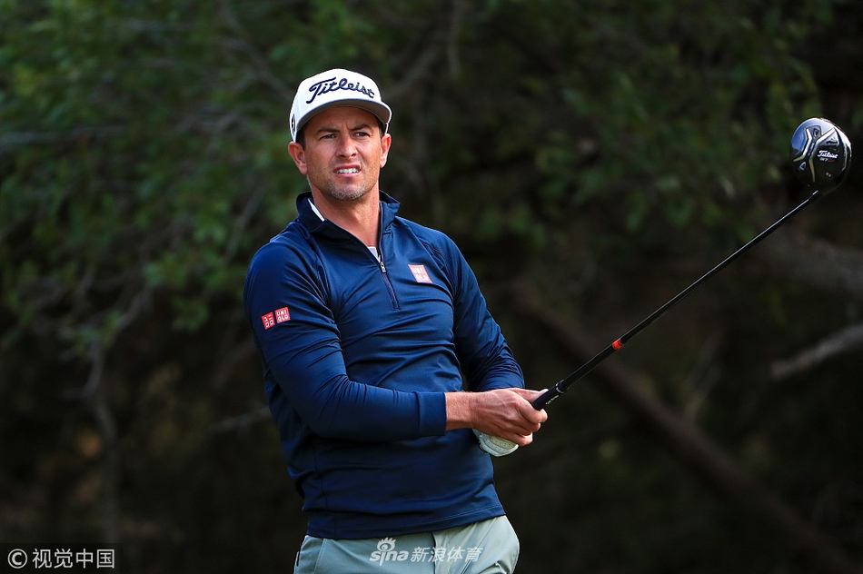 夕阳映照下的橡树球场全景，球道与沙坑勾勒出挑战的线条，静待明日激战