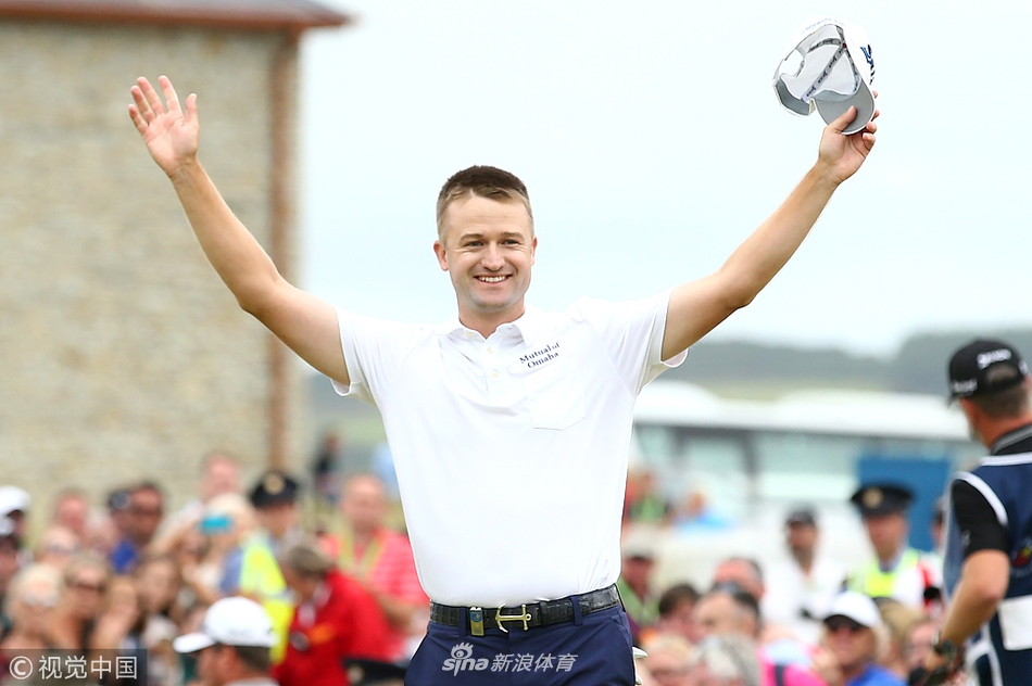 小球应声入洞的瞬间,诺克斯激动地振臂高呼,压抑已久的情感彻底爆发。