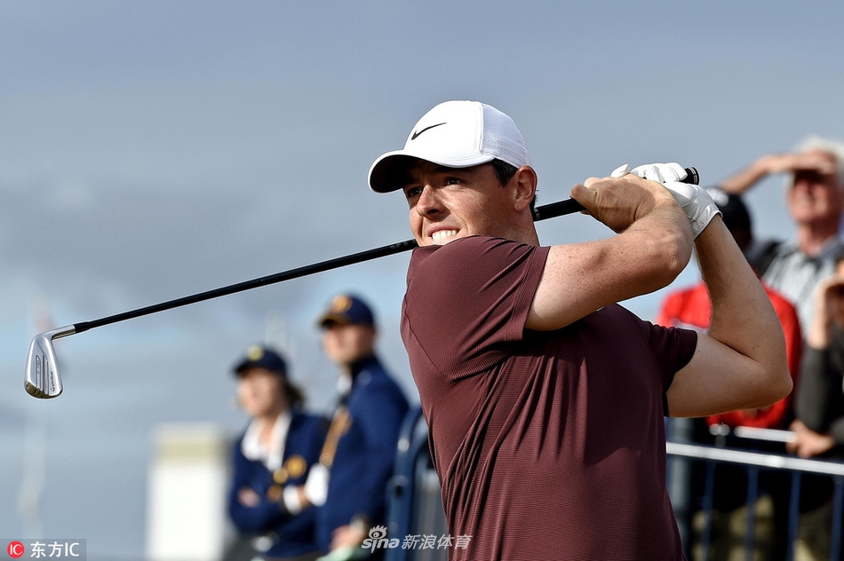 简森·戴伊在卡诺斯蒂标志性的金雀花丛旁观察果岭，黄昏的阳光为整个赛场披上了一层金色纱衣。