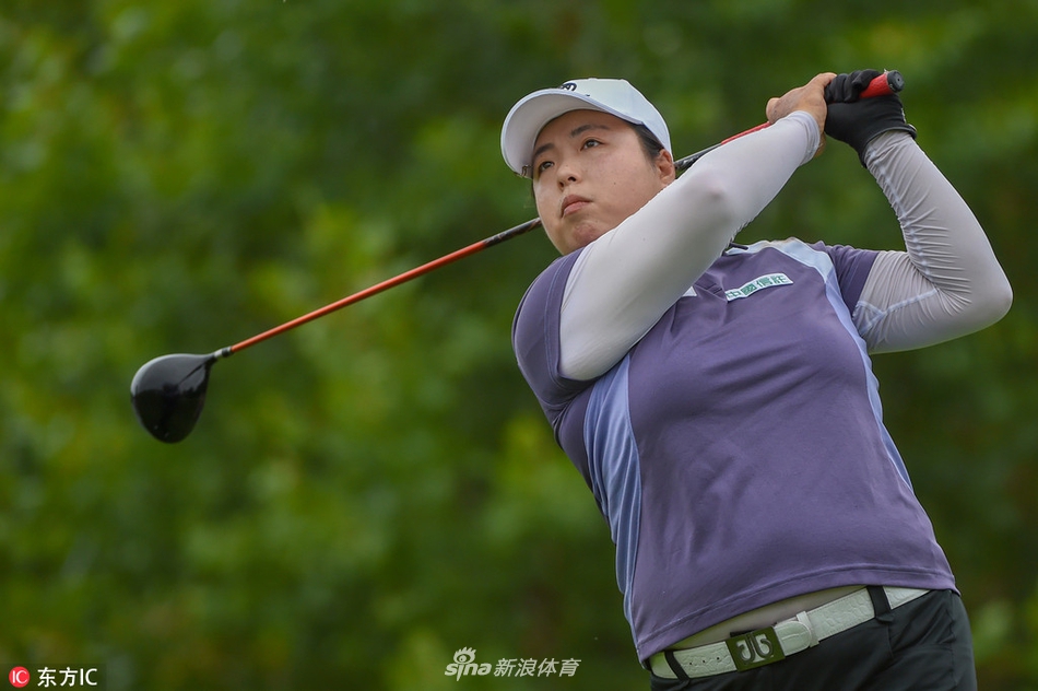 冯珊珊全神贯注准备开球，阳光洒在她坚定的侧脸与挺拔的身姿上