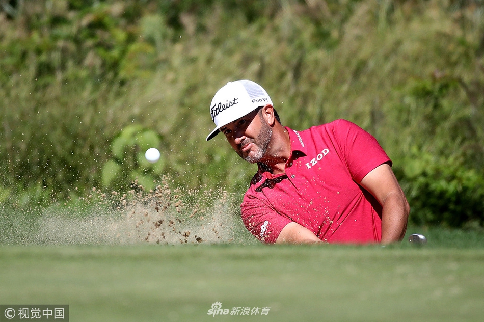 韩国名将金时沅在主场观众注视下优雅挥杆，姿态从容而坚定