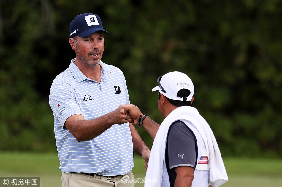 美国老将马特·库查尔在玛雅科巴精英赛首轮挥杆，动作流畅而稳定，精准的开球帮助他登上领先榜榜首。