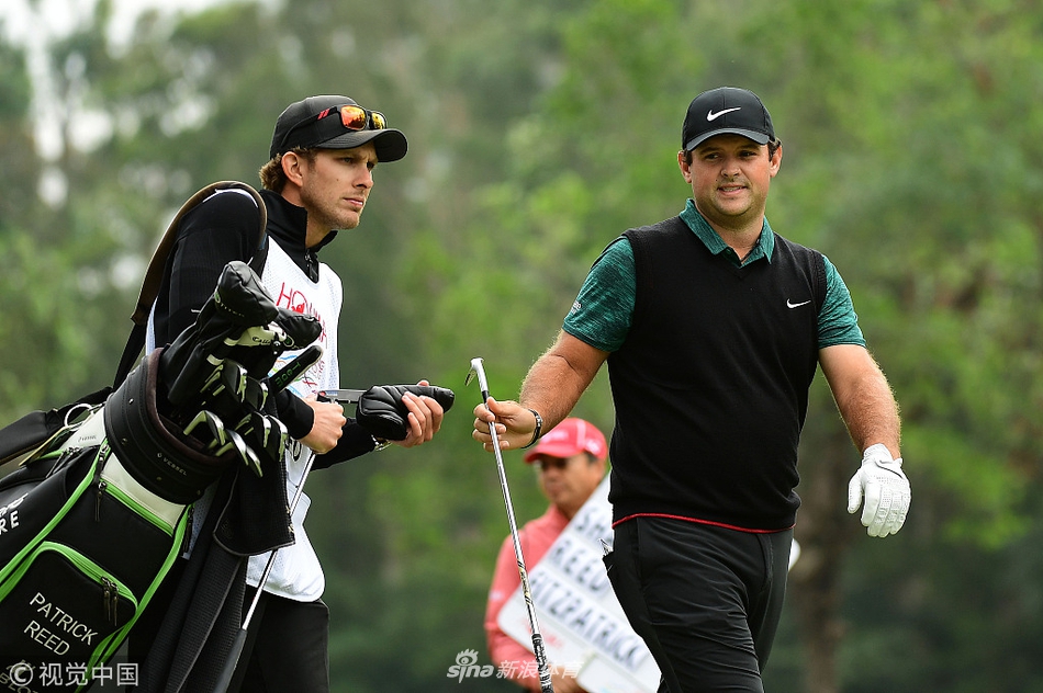 西班牙名将加西亚俯身凝神，在翠绿果岭上仔细观察推杆线路的起伏