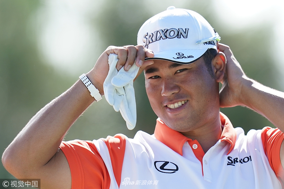 德尚博站在球道上面露沉思,眼神专注,仿佛正在心中进行复杂的物理计算以决定下一杆击球