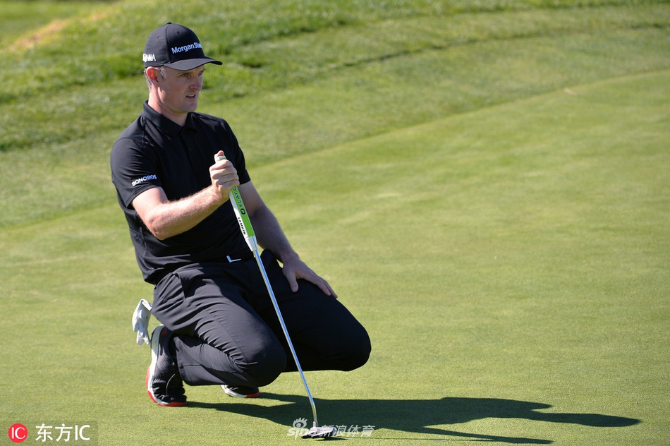 泰格伍兹在奥古斯塔球道上精准击球，目光坚定地望向果岭方向