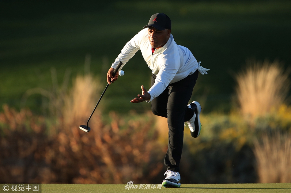 哈罗德·瓦尔纳三世在十六号洞推进长推后激动庆祝,他与领先者仅有一杆之遥。