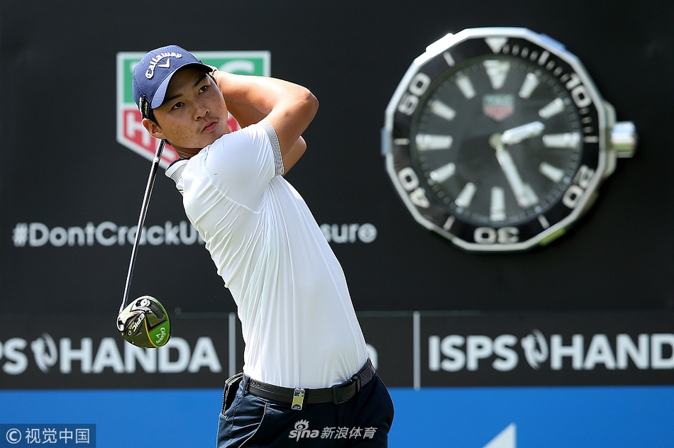 球手在湖边沙坑救球，水面倒影映出专注身影