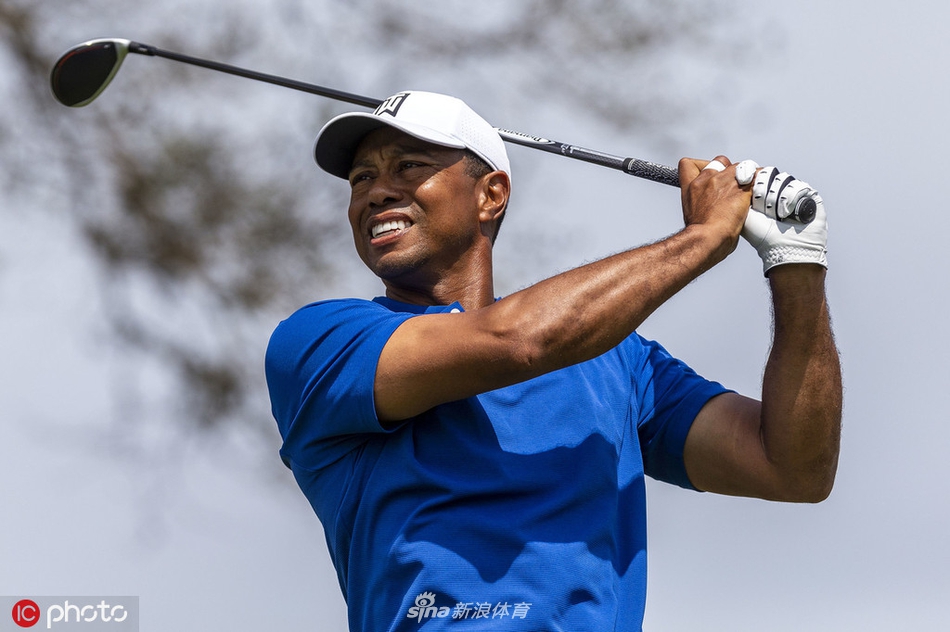 伍兹在获胜后露出淡淡的微笑，与对手握手致意，展现出冠军的礼仪与风度。