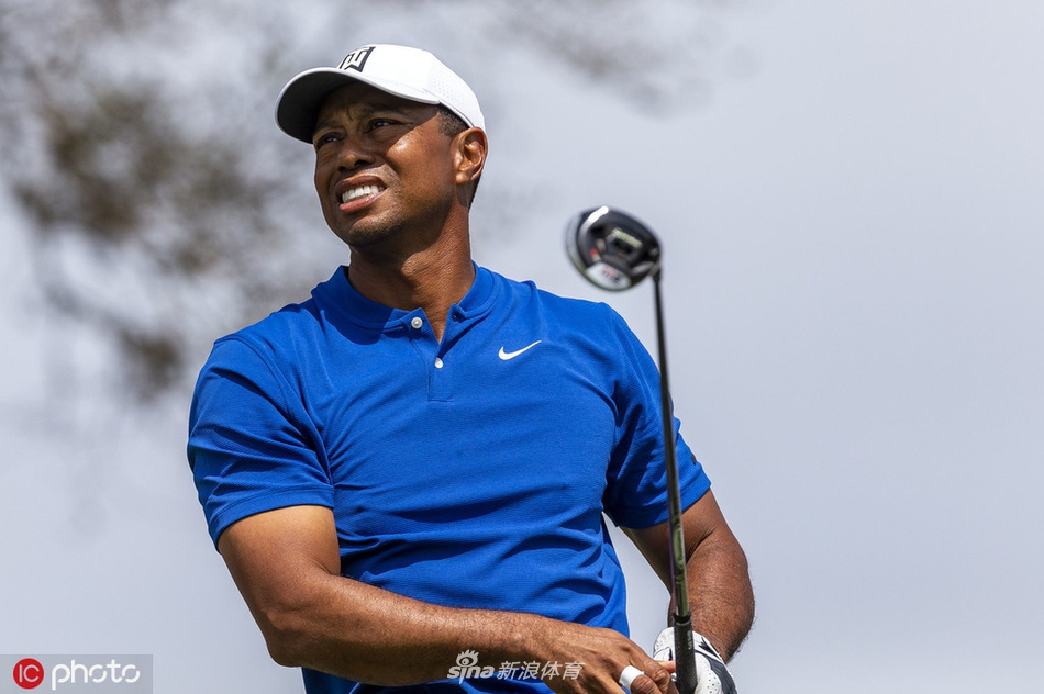 阿龙·怀斯在比赛中挥杆，年轻的面庞上写满专注，他正努力挑战自己儿时的偶像。