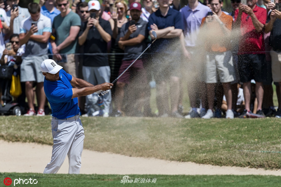 伍兹与怀斯在球道上并肩前行，进行交流，一老一少的背影构成传承的瞬间。