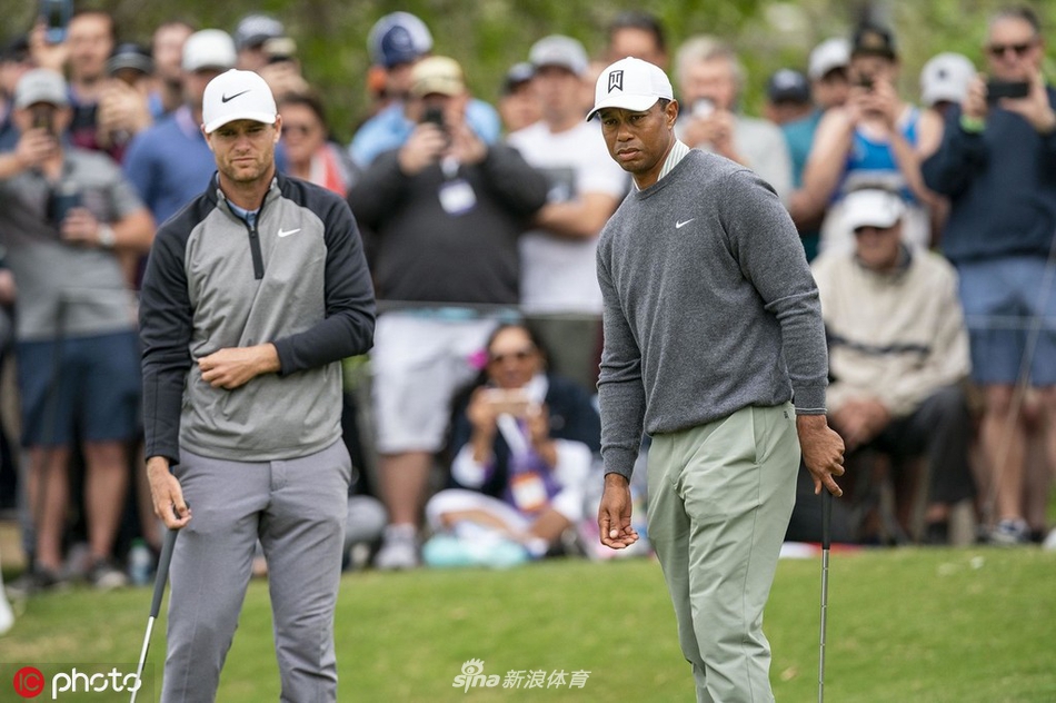比赛结束后，伍兹与对手友好握手致意，体现高尔夫运动礼仪与风度