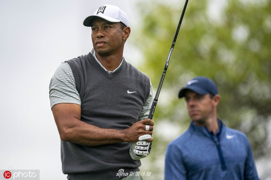 李昊桐在比赛中全力挥杆，身体完成大幅转体动作