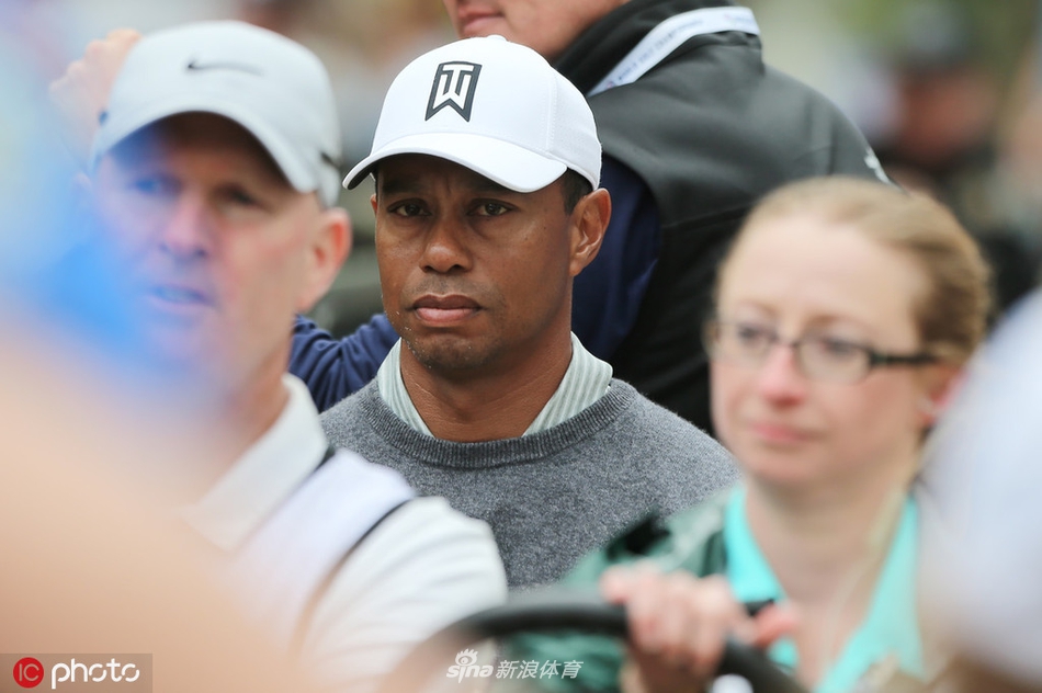 伍兹在球道上专注准备下一杆击球，目光如炬凝视前方果岭