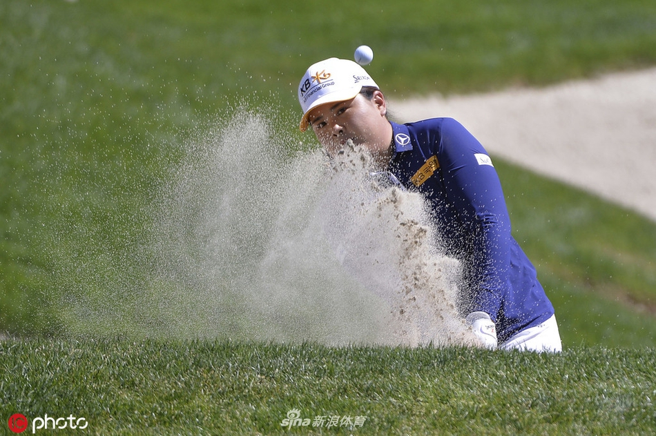 冠军畑冈奈纱在第十八洞果岭向观众致意，脸上洋溢着纯净而开心的笑容。