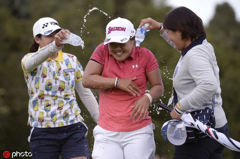 畑冈奈纱优雅流畅的一号木开球瞬间，白色小球如流星般划破加州蓝天。