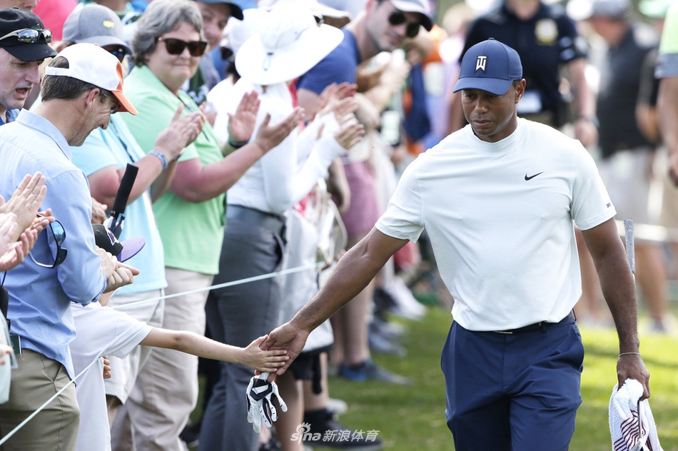 李昊桐在果岭边细致观察线路，微风拂过，他的冷静与奥古斯塔的静谧融为一体。