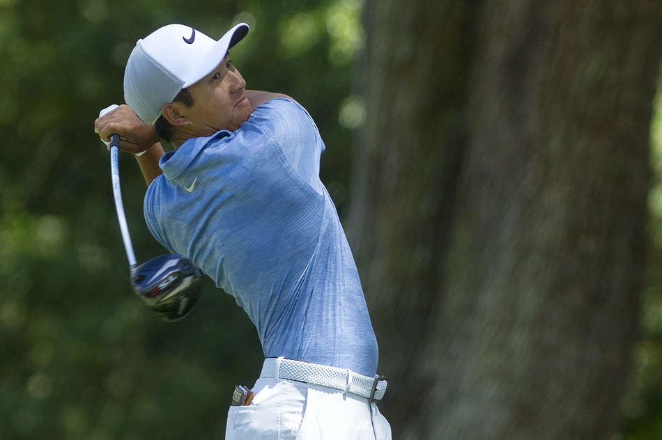 赛场边观众为潘政琮的精彩表现欢呼鼓掌，共同见证新科冠军的诞生