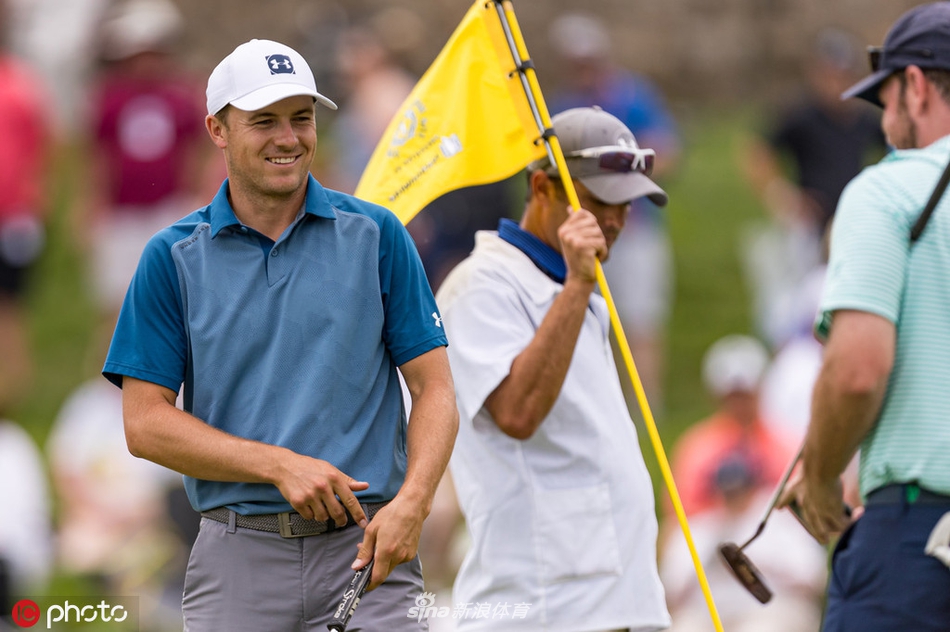 众多球迷聚集在练习场外围，观看巨星们的赛前准备，现场洋溢着对高尔夫运动的热爱与期待