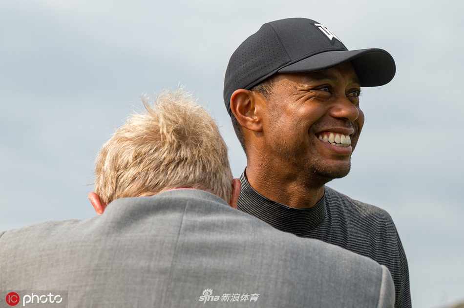 泰格·伍兹在练习日全神贯注地推杆，眼神锐利如初，仿佛在衡量与洞杯之间每一寸草叶的起伏。