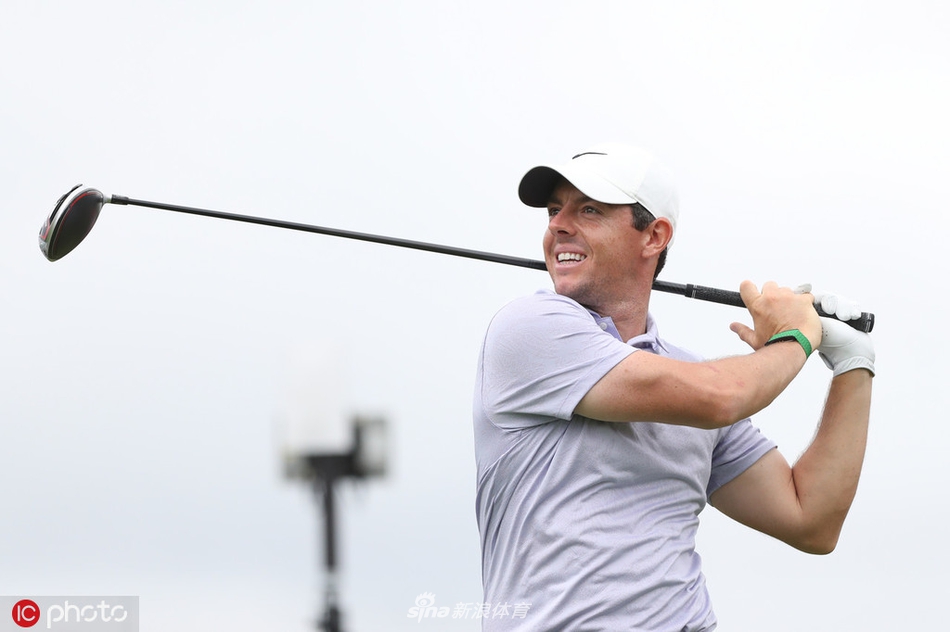 菲尔米克尔森在纪念高球赛中展现经典的短杆技巧,笑容中透露着从容与自信。