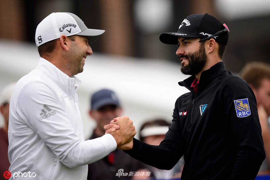 数架纪念飞机飞越球场上空，为激烈的比赛增添了庄严的历史瞬间。