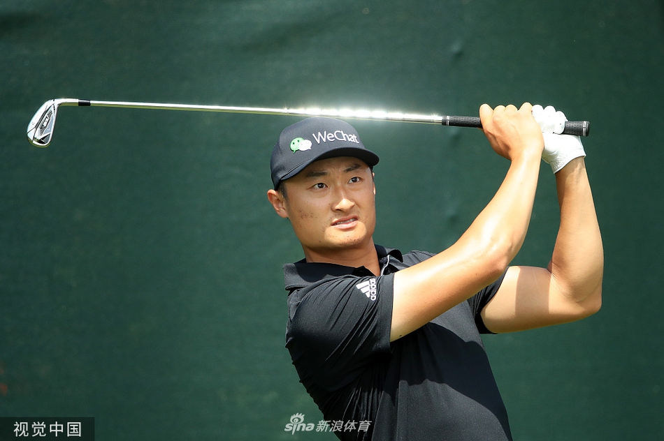 李昊桐眺望圆石滩蜿蜒球道，壮丽海景映衬大赛前的思考