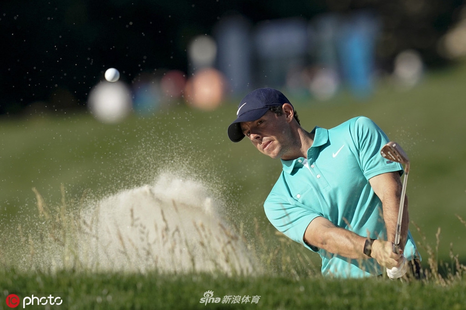 罗里·麦克罗伊标志性的完美上杆姿态，身体充分扭转积蓄力量