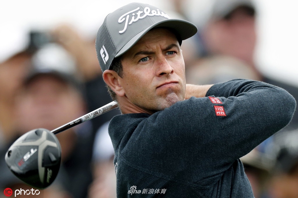 颁奖时刻，伍德兰德高举美国公开赛冠军奖杯，银色奖杯在加州阳光下璀璨夺目，周围是欢呼的观众与记者。