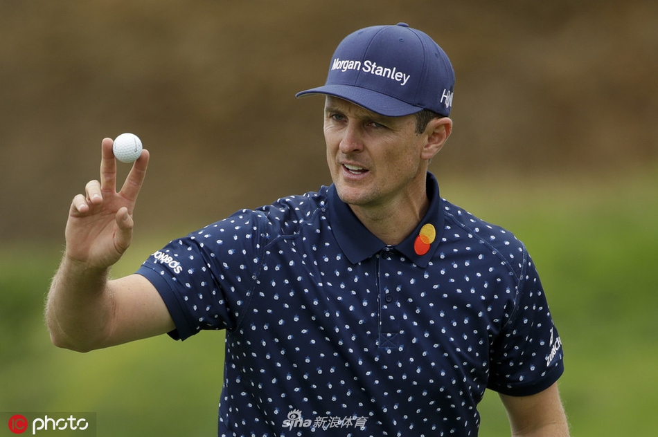 决赛轮观众簇拥在圆石滩经典的临海球道旁，聚精会神地观看比赛，海天一色的背景美不胜收。