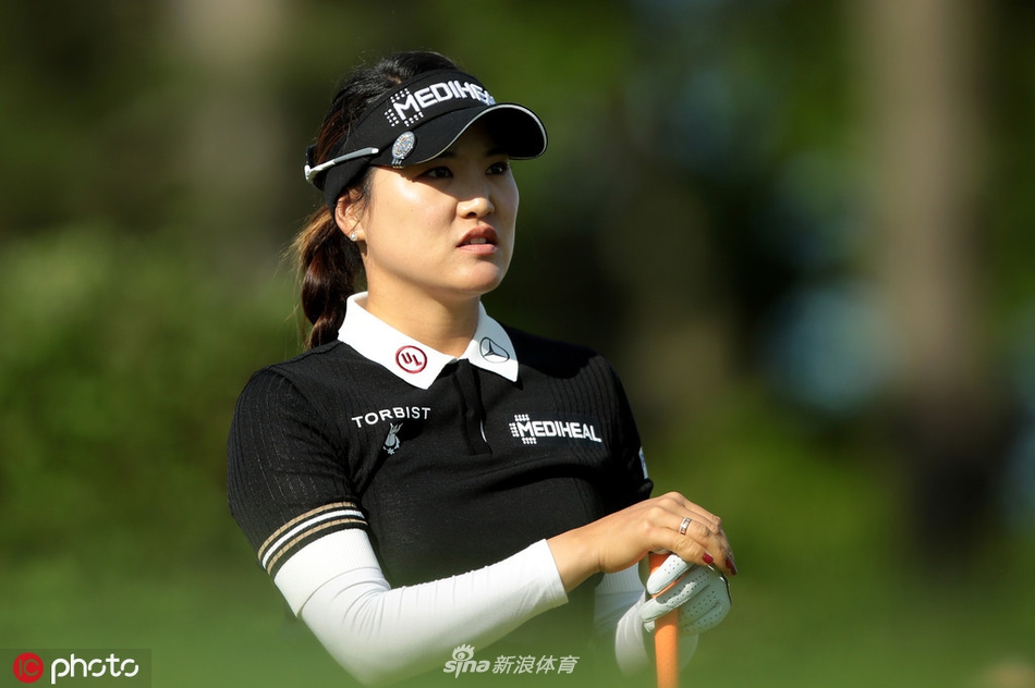 亨德森在球道上进行关键性的进攻果岭一击，身体充分扭转，挥杆动作流畅而充满力量。